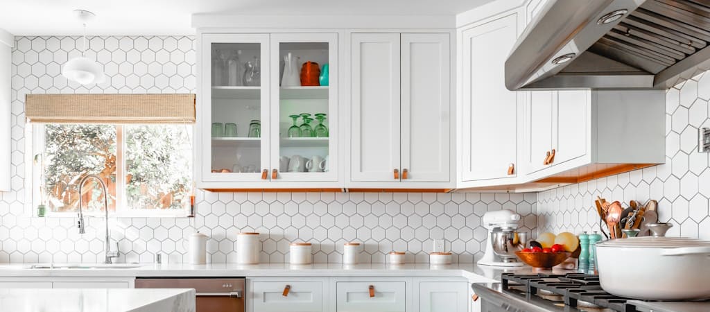 Jaka fuga do białych płytek w kuchni na ścianach